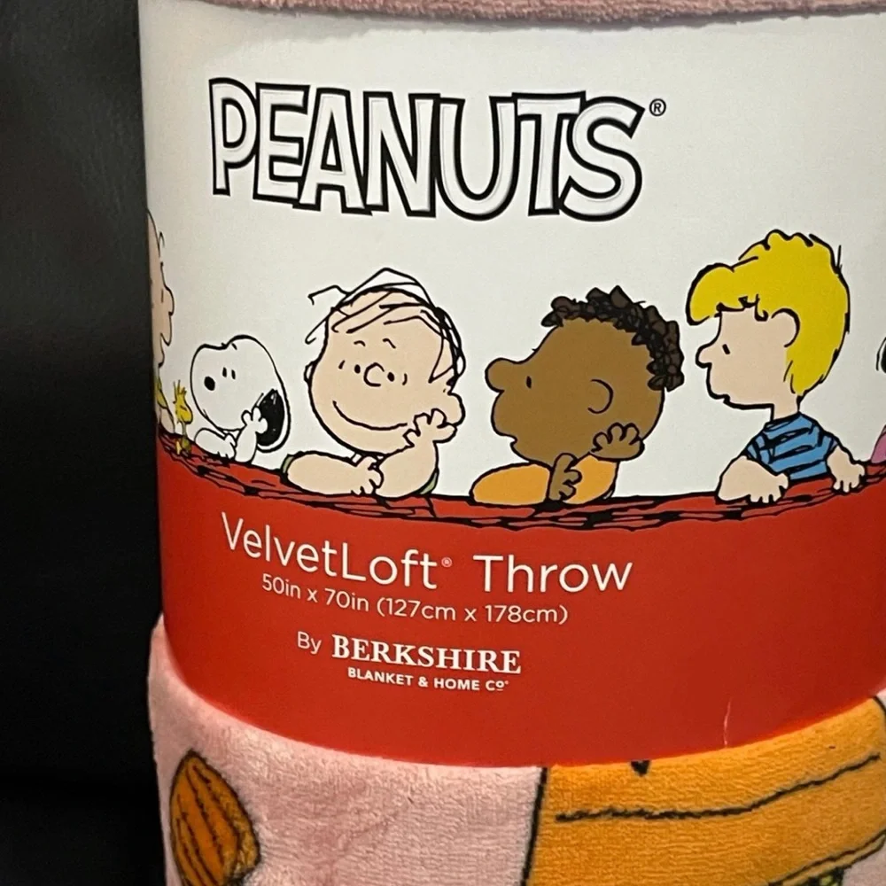 Peanuts Pumpkin Dog House Plush Throw - Snoopy Pumpkin Throw